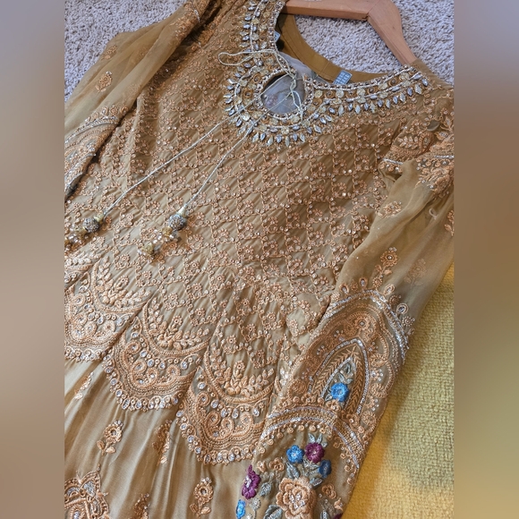 Authentic Official MARIA.B-MBROIDERED - Mustard Maxi Dress With Organza Duppata - Picture 11 of 14